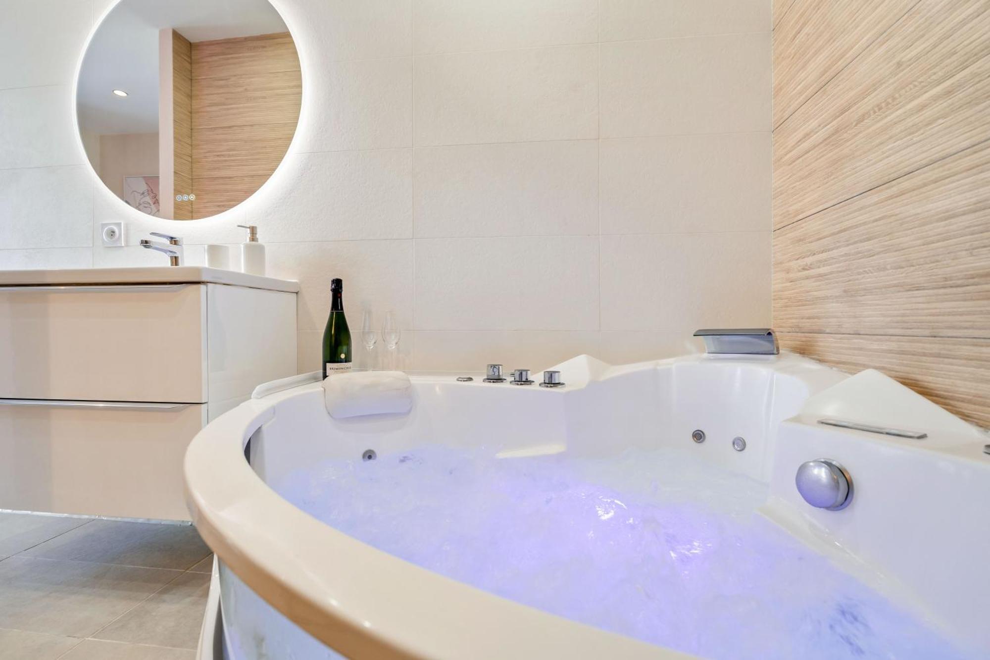Nice Renting - Love Room Massena - Luxe Room - Jacuzzi - Terrace - King Bed - Ac Exterior foto